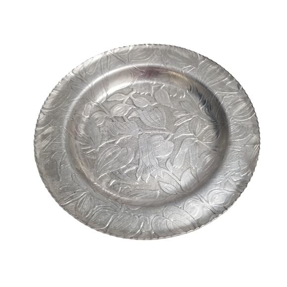 Vintage Round Hammered Aluminum Floral Shallow Serving Tray Dish Pinched Edges - Picture 2 of 7